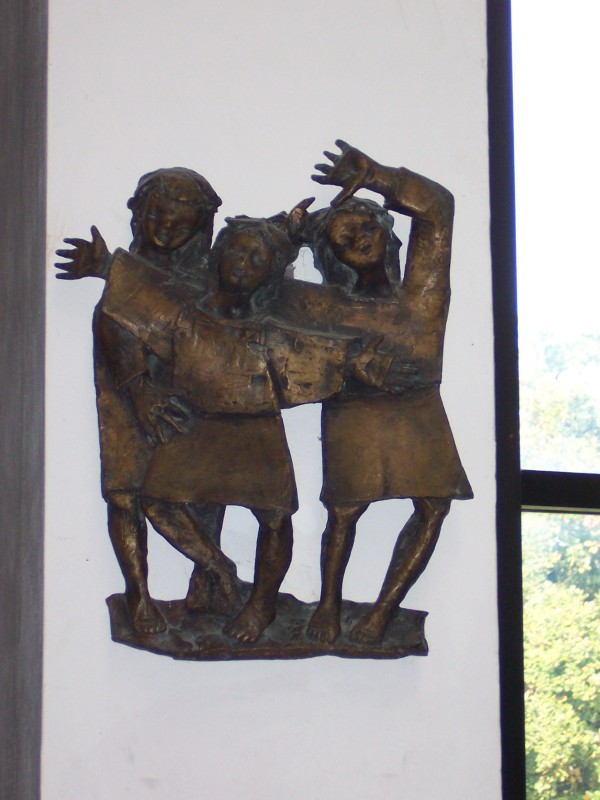 Schiavina G. (1973), Angeli cantori con braccia alzate al cielo