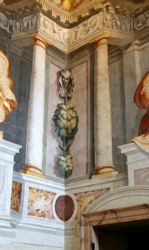 Pandolfi G.A. (1572-1578), Mascherone entro prospetto architettonico dipinto 5/7