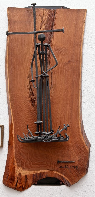 Sonaglia A. (1970), Giovanna d'Arco costituita da chiodi su pannello ligneo