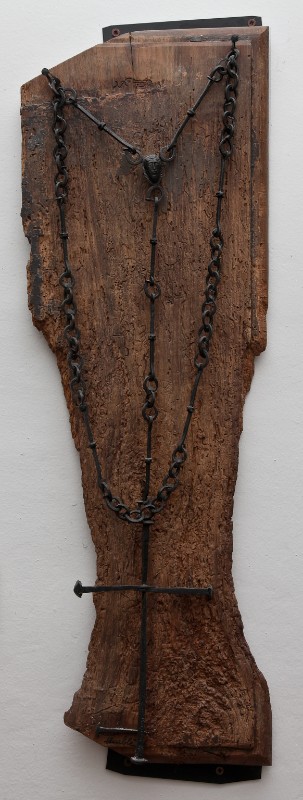 Sonaglia A. (1996), Corona del rosario costituita da chiodi su pannello ligneo