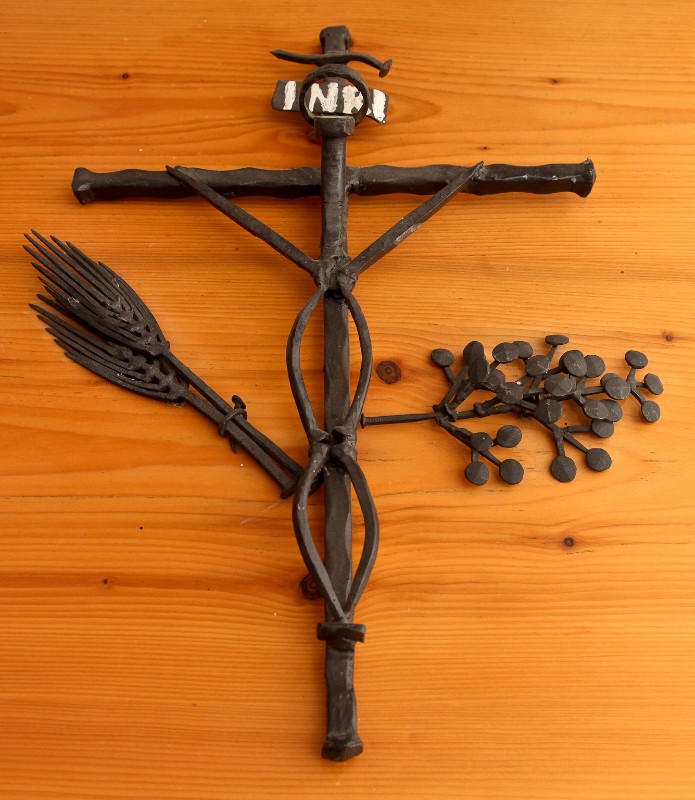 Sonaglia A. (1997), Croce e Simboli eucaristici costituiti da chiodi su legno