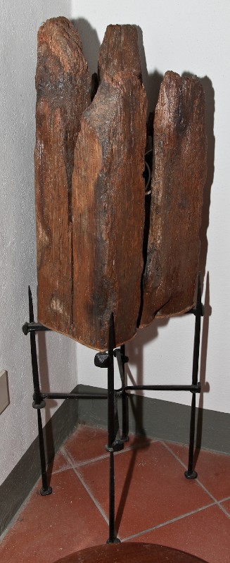 Sonaglia A. sec. XX, Scultura lignea sorretta da piedi formati da chiodi