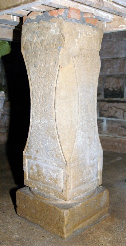 Maestranze eugubine sec. X-XI, Base di altare in pietra con decori incisi