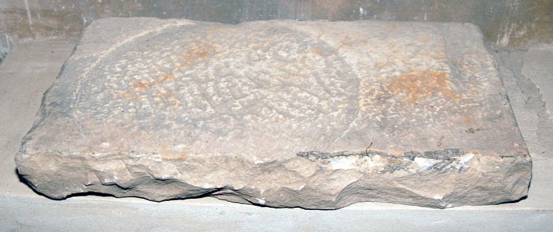 Maestranze eugubine sec. X-XII, Basamento in marmo