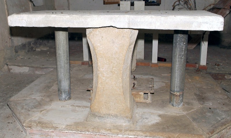 Maestranze eugubine sec. X-XI, Altare maggiore con cippo sagomato