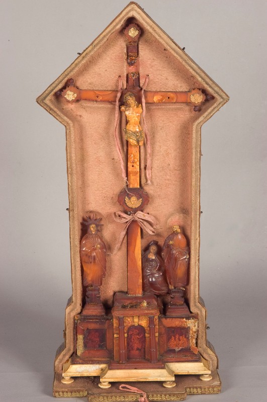 Bottega tedesca (?) ultimo quarto sec. XVII, Croce da altare in ambra