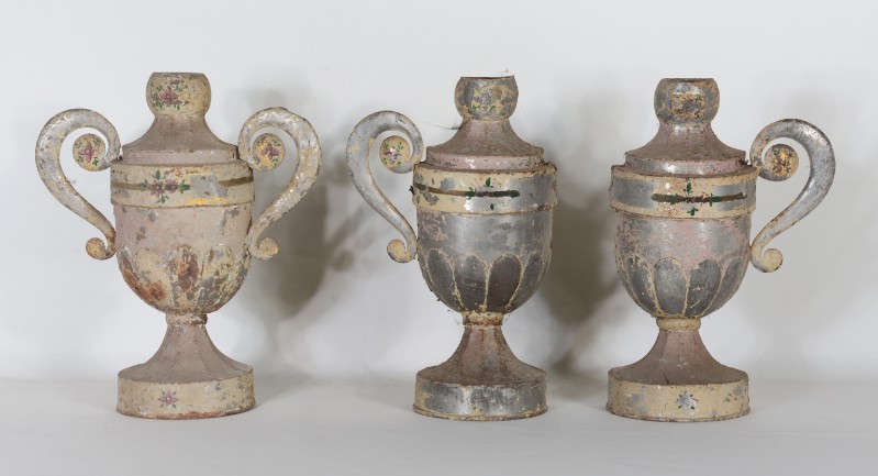 Produzione trentina sec. XIX, Tre vasi portapalma verniciati