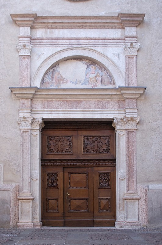 De Redi R.-De Tosane A. (ante 1542), Portale maggiore