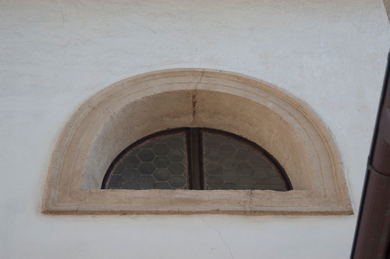 Bottega di Oradini F. (?) (1748), Cornice di finestra a lunetta 1/2