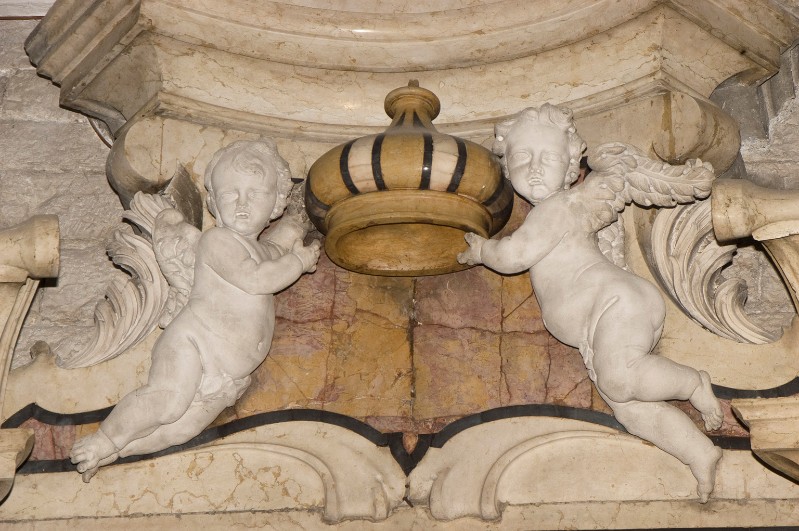 Attribuito a Sartori A. G. metà sec. XVIII, Angioletti con corona in marmo