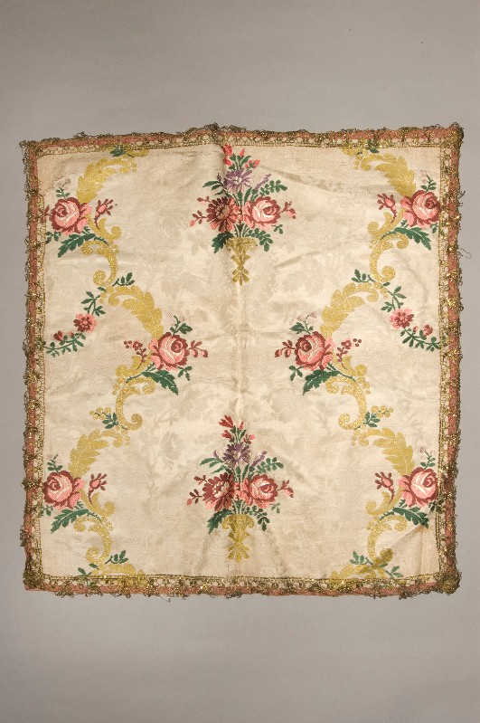 Manifattura italiana sec. XIX-XX, Velo di calice bianco con decoro a fiori