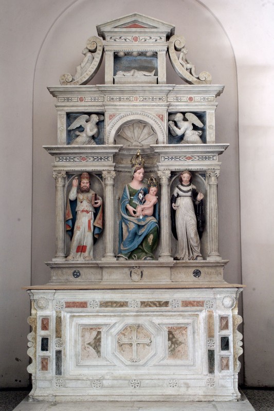 Casella D. (1531), Altare in pietra dei Santi Urbano e Sabina