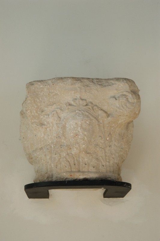 Ambito veneto sec. VIII, Capitello in pietra scolpita