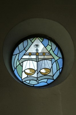 Bottega veneta (1985), Giustizia in vetro dipinto