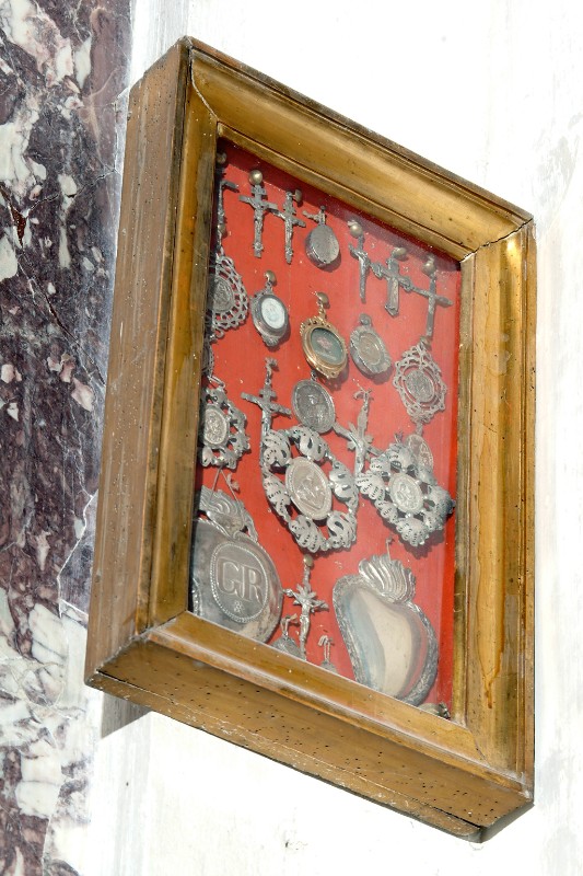 Bottega veneta sec. XIX, Teca con ex voto della capp. dell'altare di S. Tecla
