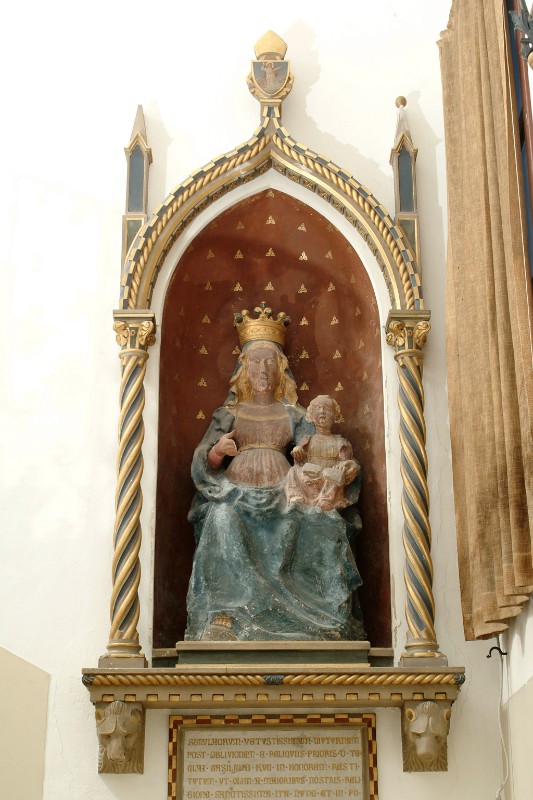 Scarante A. (1902), Cornice neogotica della Madonna col Bambino
