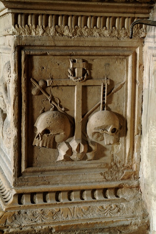 Bottega vicentina (1505), Bassorilievo con simboli della Passione e teschi