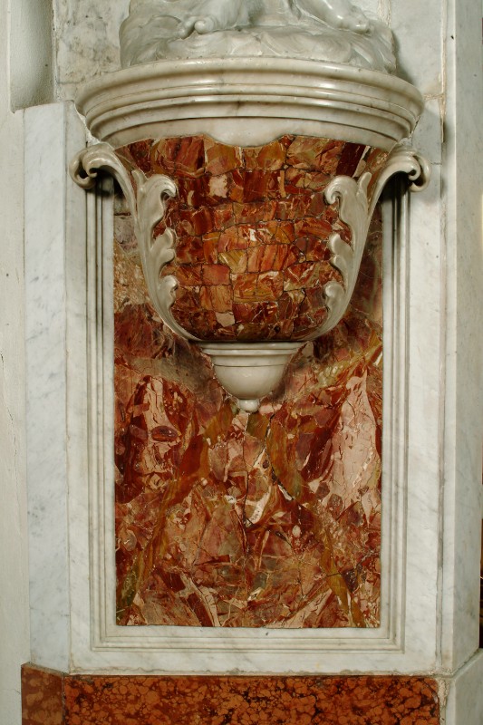 Bottega di Rizzi F. sec. XVIII, Mensola destra in marmo rosso e bianco