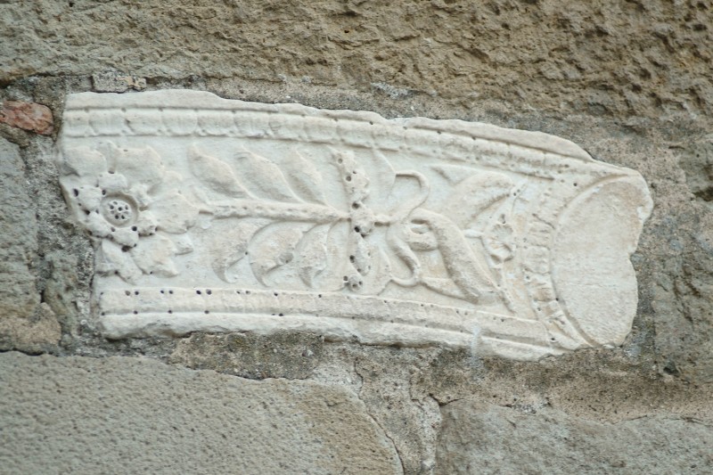 Bottega veneta sec. I, Frammento di arco in pietra con delfini