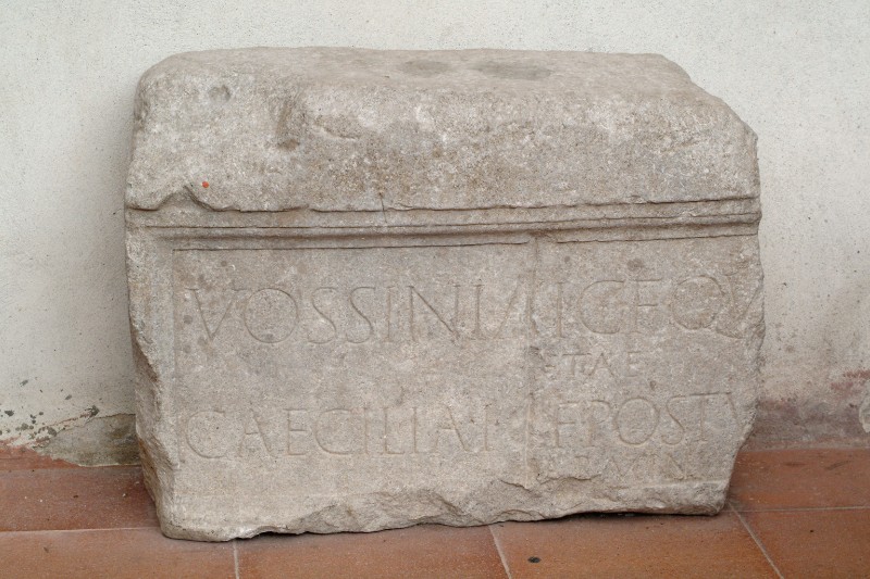 Bottega italiana sec. I d.C., Lapide sepolcrale di Vossina e sua figlia