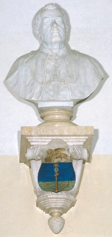 Franceschini (1904), Busto di papa Pio X