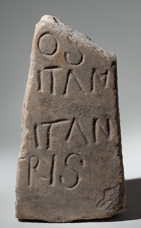 Bott. romana secc. I-V, Frammento di lapide funeraria con iscrizione