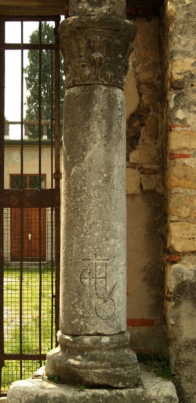 Maestranze Italia sett. sec. I-III, Colonna con capitello corinzio