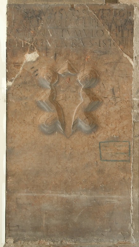 Bott. Italia sett. (1425), Lapide "SEQVE SVOSQVE"