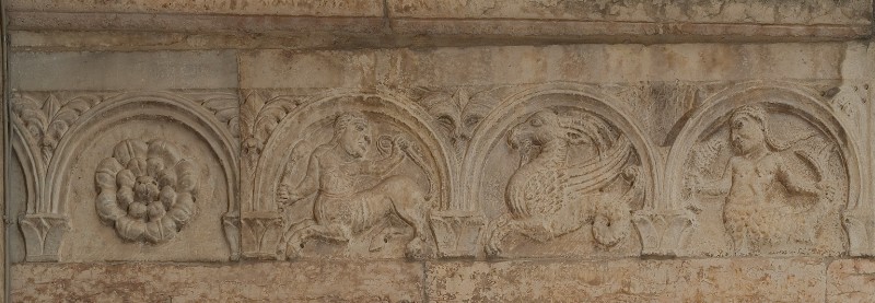 Maestranze Italia sett. sec. XII, Figure mitologiche entro arcatelle