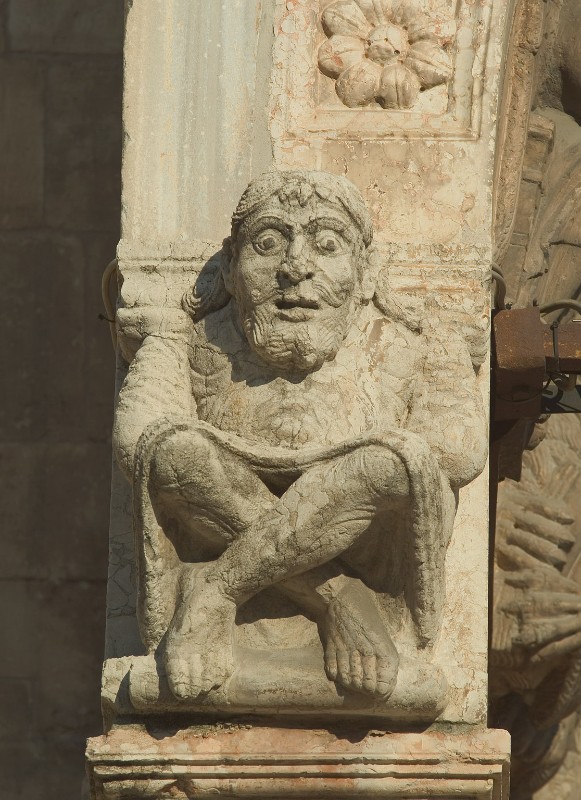 Nicolò (1139), Cariatide con gambe incrociate