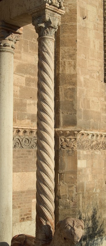 Nicolò (1139), Colonna a scanalature spiraliformi