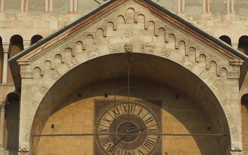 Nicolò (1139), Ghiera d'arco con sedici formelle
