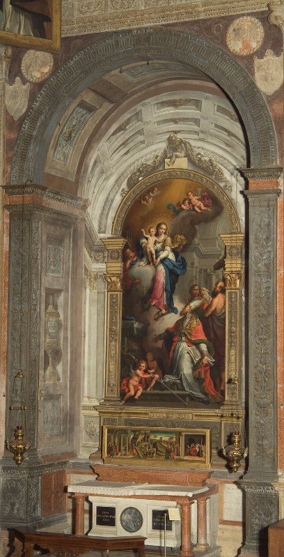 Maestranze lombarde (1515), Arco con candelabre