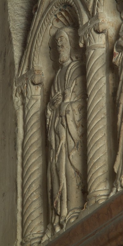Maestranze campionesi (1353), Apostolo con mano destra sul petto