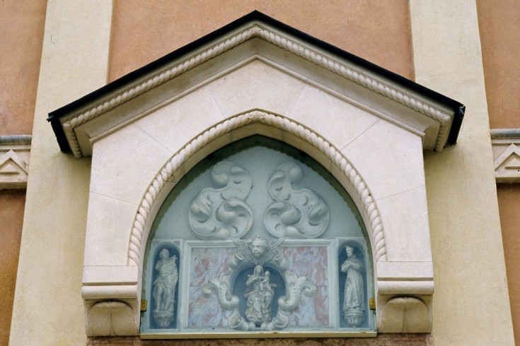 Bottega veneta sec. XVIII, Altorilievo della facciata