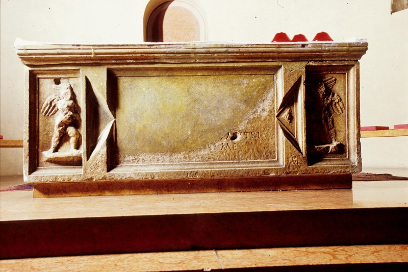 Ambito veneto sec. II, Altare maggiore costituito da sarcofago di riuso