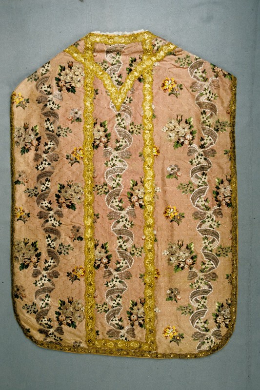 Manifattura veneta sec. XVIII, Pianeta rosa con fiori