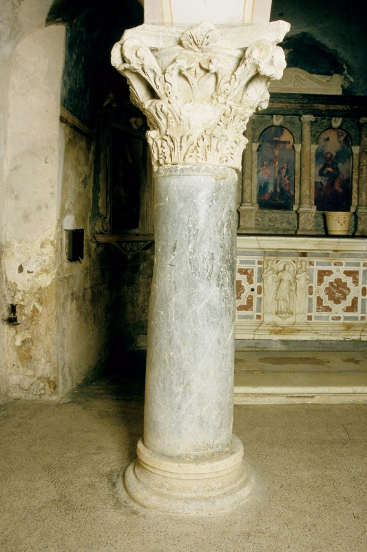Maestranze venete secc. I-III, Colonna in marmo grigio venato