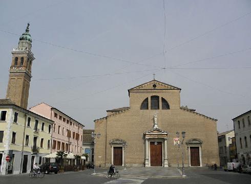 La facciata della cattedrale dei santi Pietro e Paolo ad Adria