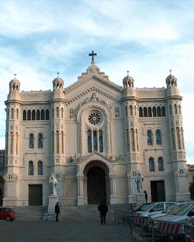 La facciata principale della cattedrale di Santa Maria Assunta a Reggio Calabria 