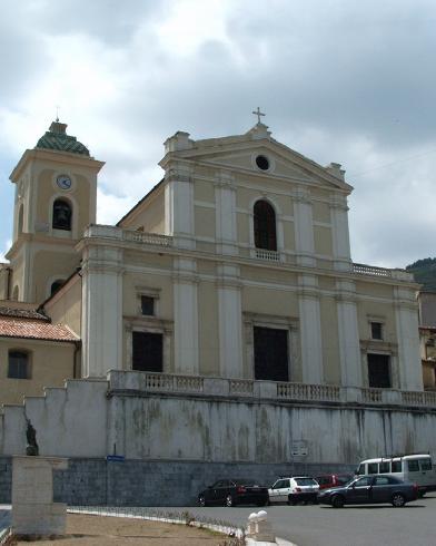 La facciata principale della cattedrale di San  Nicola di Mira a  Lungro 