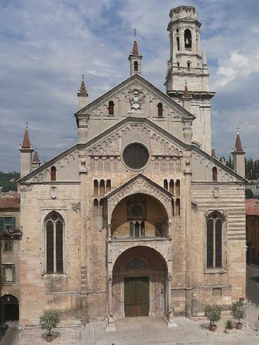 La facciata della cattedrale di Santa  Maria Assunta a Verona  
