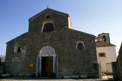 La facciata principale  della Chiesa di  San Casto Vescovo e  Martire a Calvi