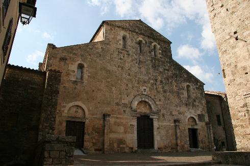La facciata principale della Cattedrale di Santa Maria