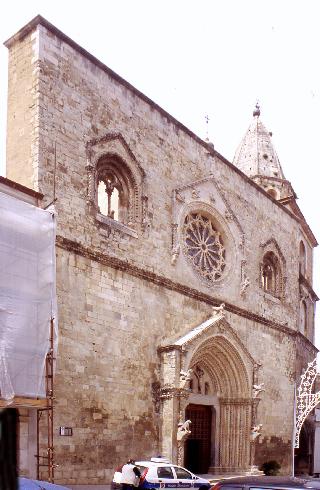 La facciata principale della Chiesa di  Santa Maria Assunta e San Pardo a Larino