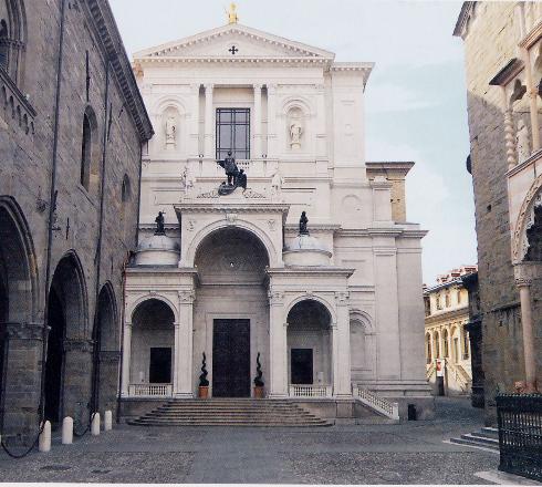 La facciata della cattedrale di Sant’Alessandro a Bergamo