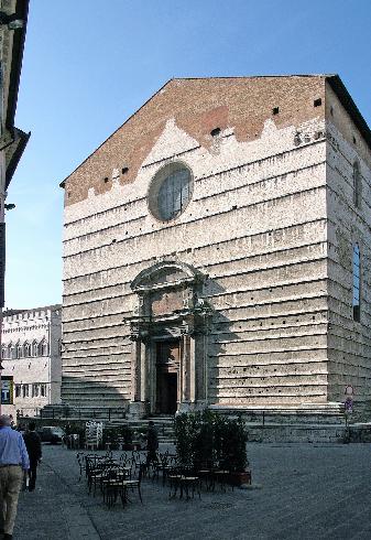 La facciata della cattedrale di San Lorenzo a Perugia