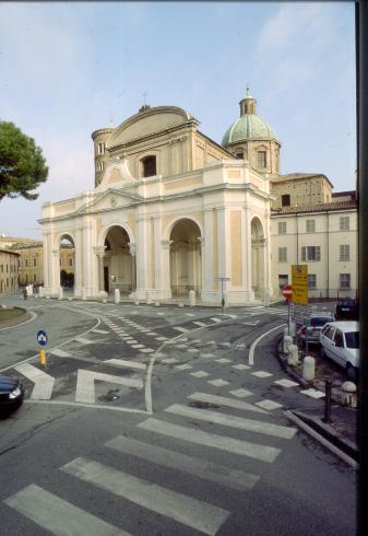La facciata della cattedrale della Resurrezione  a Ravenna