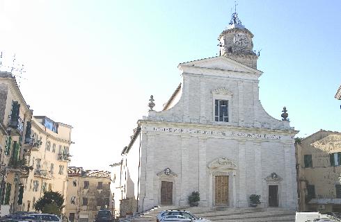 La facciata principale della cattedrale di Santa Maria Assunta 