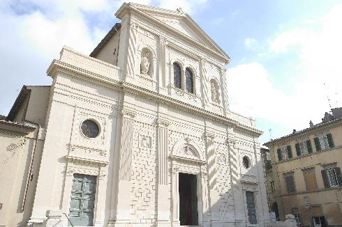La facciata principale della cattedrale dei Santi Margherita e Martino